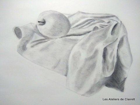 dessin anture morte avec drapés au fusain