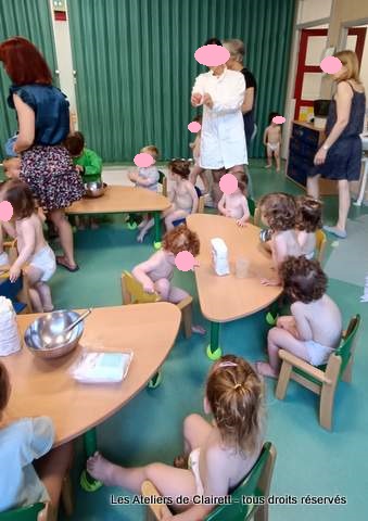 animation bébé peindre avec ses pieds