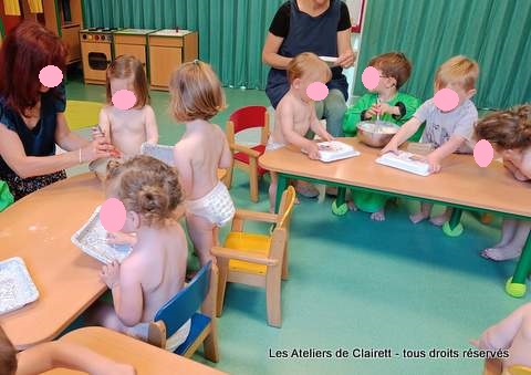 animation bébé peindre avec ses pieds