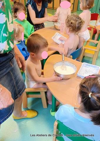 animation bébé peindre avec ses pieds