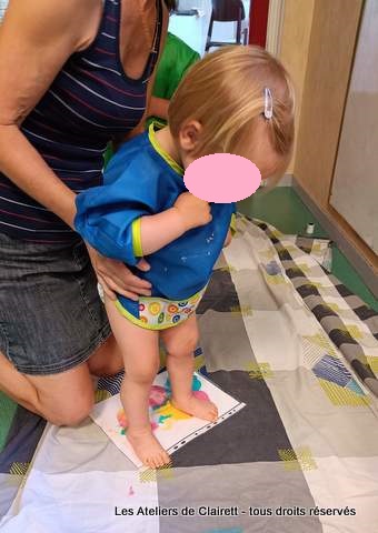 animation bébé peindre avec ses pieds