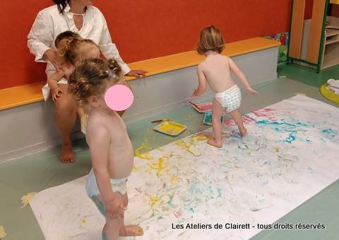 animation bébé peindre avec ses pieds