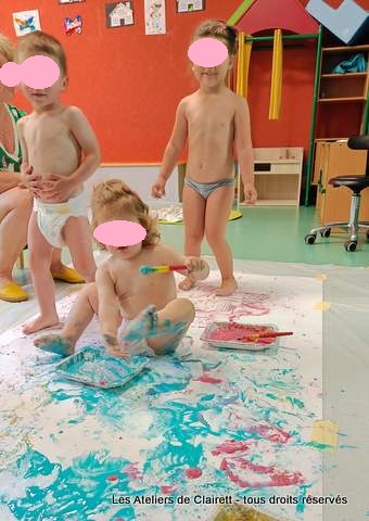 animation bébé peindre avec ses pieds