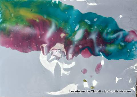 animation bébé peindre avec ses pieds