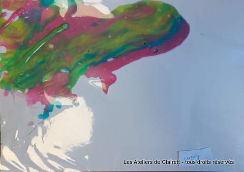 animation bébé peindre avec ses pieds