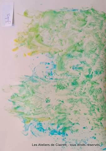 animation bébé peindre avec ses pieds