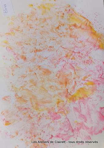 animation bébé peindre avec ses pieds