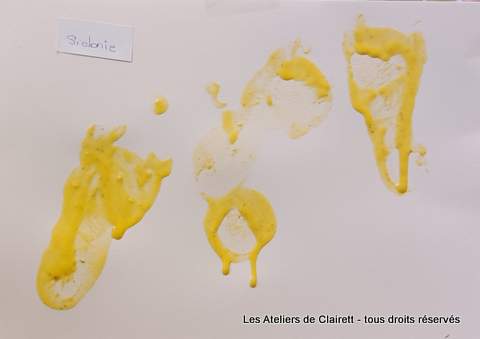 animation bébé peindre avec ses pieds