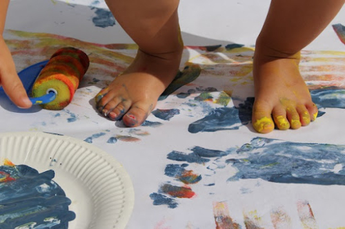 peindre avec ses pieds pour les enfants animation bébé peindre avec ses pieds